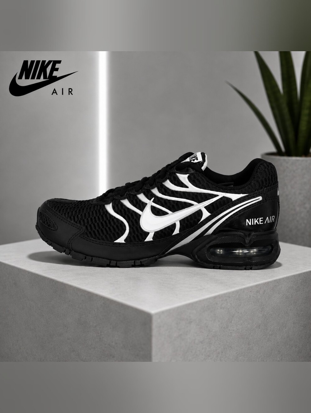 Nike Air Max Torch 4 Women’s Black/White Sneakers – Size 8 – New in Box